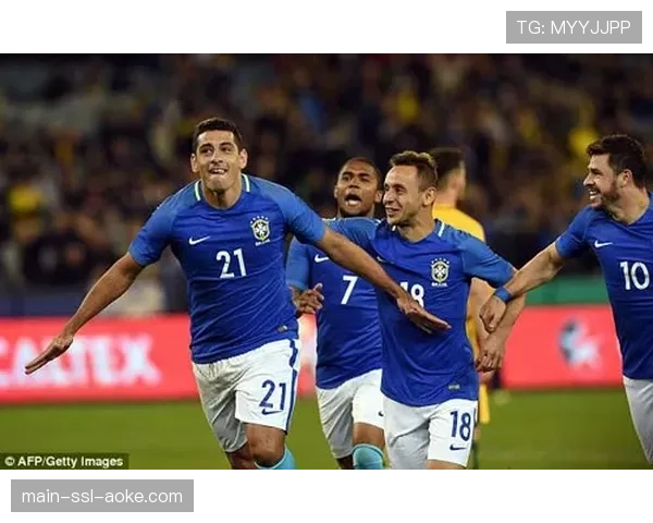 瞬间特写：切尔西后卫蒂亚戈·席尔瓦补时阶段头槌绝平，角球战术终奏效